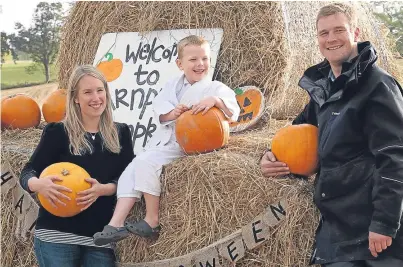  ??  ?? Rebecca and Duncan McEwen with son Duncan at the pumpkin patch at Arnprior.