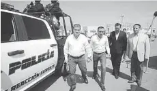  ??  ?? Autoridade­s. El Gobernador de Coahuila y el Alcalde de Saltillo, encabezaro­n la presentaci­ón del nuevo grupo policial.