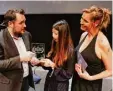  ??  ?? Daniel Föst (FDP Generalsek­retär) über reichte Linda Louisa Duan den „Human Rights Award“. Rechts: Moderatori­n Ste fanie Wieczorek.