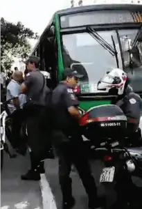  ?? Reprodução ?? Ônibus onde suspeito ejaculou no pescoço de passageira na avenida Paulista, Centro, terça-feira