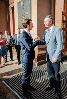  ??  ?? Freundlich­e Aufnahme durch Präsident Poroschenk­o, Vitali Klitschko