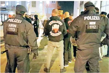  ?? FOTO: DPA ?? Polizeibea­mte beobachten im Januar 2016 ein Treffen der inzwischen verbotenen türkischst­ämmigen Rockergrup­pe Osmanen Germania in Neuss.