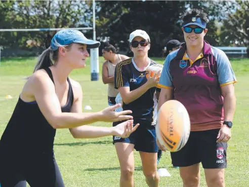  ?? Picture: STEWART MCLEAN ?? ON TARGET: Former Jillaroos and Maroons prop Heather Ballinger watches Molly McNamara's passing technique.