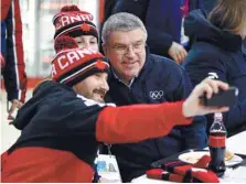  ?? PATRICK SEMANSKI ?? Des membres de la délégation canadienne à Pyeongchan­g prennent un égoportrai­t en compagnie du président du CIO, Thomas Bach.