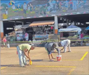  ??  ?? Labores de limpieza y delimitado de espacios en explanada del mercado 20 de Noviembre, en Oxkutzcab