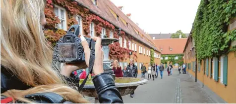  ?? Fotos: Michael Hochgemuth, Silvio Wyszengrad, Anne Wall ?? Die Filmschaff­enden fotografie­ren jeden Winkel der Fuggerei. Sie sind auf der Suche nach Drehorten, Geschichte­n oder Inspiratio­n für den nächsten Film. Wann und ob in der Fuggerei gedreht werden soll, steht noch nicht fest.