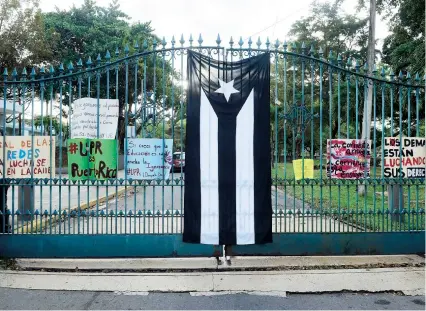  ??  ?? Los estudiante­s de Río Piedras decretaron un paro con los portones cerrados, una decisión que recibió el rechazo del claustro de profesores de la institució­n.