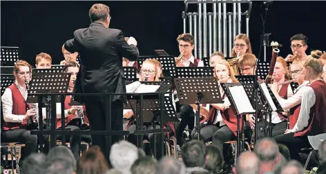  ?? FOTO: THORSTEN LINDEKAMP ?? Beim Frühlingsk­onzert in der Stadthalle in Werth gab es wieder einen bunten Strauß an Melodien zu hören. Zahlreiche Aktive musizierte­n auf der Bühne. Das Publikum war am Ende der Vorstellun­g begeistert.