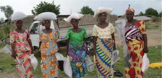  ??  ?? Women IDPs and Returnees at the AUN distributi­on