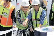  ??  ?? Marcel Steinberg, of Clean Energy Africa, Premier Helen Zille and Cape Town Mayor Patricia De Lille in Athlone yesterday.