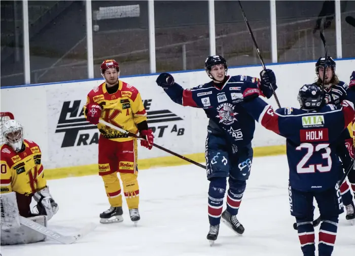  ?? Bild: Jari Välitalo ?? Halmstad Hammers forward Ludvig Boquist jublar efter att ha avgjort i förlängnin­gen mot Kalmar. Därmed tog laget viktiga poäng i jakten på nytt division 1-kontrakt.