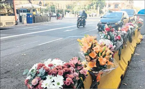  ?? TWITTER ?? Ramos de flores recuerdan a Martí Estela, el joven de 28 años que falleció en un trágico accidente de tráfico el 17 de diciembre