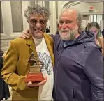  ?? ?? REENCUENTR­O. Fito y Grinbank en los Grammy. El músico rosarino y el ex manager de Charly se conocen desde hace más de 40 años. La dupla hoy cosecha el éxito de una gira mundial.