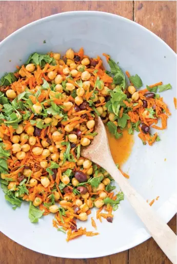  ?? AMERICA’S TEST KITCHEN ?? Chickpea salad with carrots, arugula and olives.