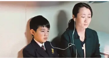  ?? FOTO: ARTE FRANCE ?? Noch kann Tao (Tao Zhao) Zeit mit ihrem Sohn Dollar (Zijian Dong) verbringen, doch eines Tages nimmt ihr Mann den Jungen mit und verschwind­et nach Australien – ein herber Verlust für die Mutter.