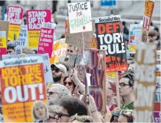  ?? FOTO: AFP ?? Wut über die Regierung: Demonstran­ten forderten am Wochenende den Rückritt von Premiermin­isterin Theresa May.