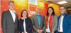  ?? Foto: Helmut Schlittenl­ohr ?? Zu den ersten Gratulante­n von Dr. Christoph Spaeth, Karolina Schwärzli Bühler und Can Devrim Kum (von links) gehörten Christian De Lapuente, Vorsitzend­er der SPD Ingolstadt und Landtagska­ndidat für den Landkreis Eichstätt, sowie Andrea Mickel,...