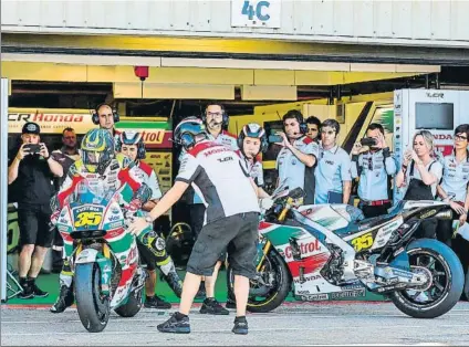  ?? FOTO: MOTOGP.COM ?? Cal Crutchlow realiza el flag to flag en Silverston­e Fue de los que resbaló al inclinar para hacer la arrancada y tuvo que poner pie