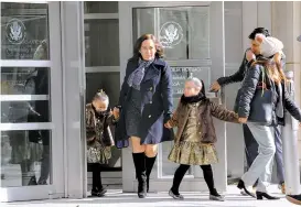  ??  ?? Niñeras sacan a las hijas de Guzmán Loera de la corte de Brooklyn.