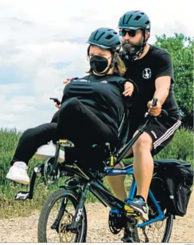  ?? ANPEHI ?? Ana, una usuaria de la Asociación Anpehi, montando en bici, con su entrenador de artes marciales.