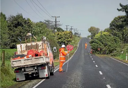  ?? GRANT MATTHEW/STUFF ?? High winds brought down trees, cutting power and closing roads in rural Taranaki.