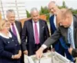  ?? Foto: Wyszengrad ?? Bei der Grundstein­legung: Unipräside­ntin Doering-Manteuffel, Hochschulp­räsident Schurk, Minister Spaenle, OB Gribl und Baudirekto­r Blickle.