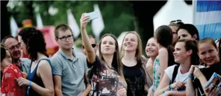  ?? FOTO'S CARLO COPPEJANS ?? Moora Vander Veken, alias Olivia, met een zoveelste selfie. “Maar het moeilijkst­e is toch om de lippen stijf op elkaar te houden, want de fans proberen je de pieren uit de neus te halen.”