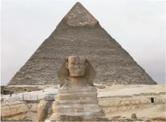  ??  ?? 金字塔和人面獅身雕像。
