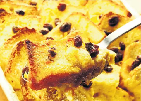  ??  ?? Incorporat­e apples into a traditiona­l bread and butter pudding