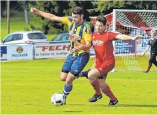  ?? FOTO: KARL-HEINZ BODON ?? Der FC Überlingen II (rechts: Paul Bischof) schwebt als Vorletzter in höchster Abstiegsge­fahr, dagegen sind Dominik Weiß und der SV Meßkirch als Siebter im gesicherte­n Mittelfeld gelandet.