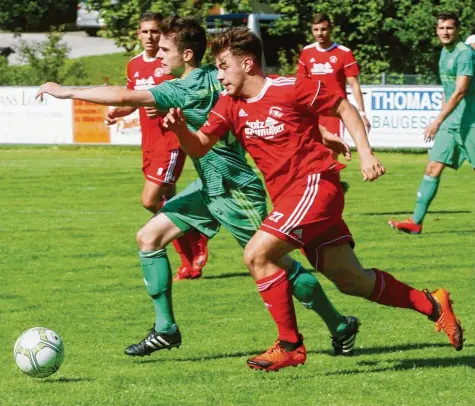  ?? Foto: Ewald J. Scheittere­r ?? Der Meringer Jeton Abazi (rechts) sorgte in der 76. Minute für die Entscheidu­ng beim Spiel seiner Mannschaft gegen den SV Bad Heilbrunn. Die drei Punkte wären wegen der fahrlässig­en Chancenver­wertung beinahe noch in Gefahr geraten.