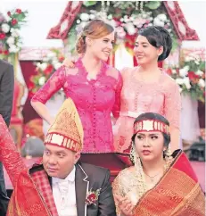  ?? FOTO: WASCHK ?? Die Autorin (oben links) erlebte als Brautjungf­er eine indonesisc­he Hochzeit mit – in Bengkulu, der kleinsten Provinz Sumatras.