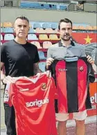  ??  ?? Carreras y López Garai posan con sus camisetas