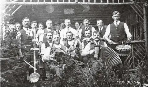  ?? Repro: Erich Echter ?? In der Ecknacher Ortschroni­k ist auch dieses historisch­e Bild zu finden. Es zeigt Musikanten an der Waldhütte am Himmelreic­h um 1928.