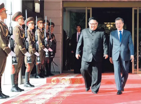  ?? AFP ?? Kim Jong-un (izquierda), y Moon Jae-in, después de haber terminado la reunión qu sostuviero­n el sábado en la aldea de Panmunjom.