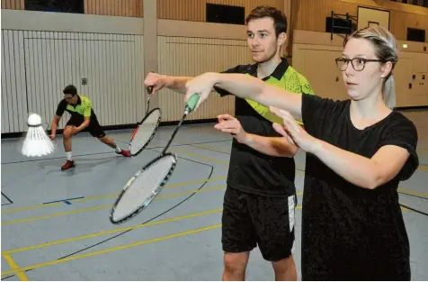  ?? Fotos: Andreas Lode ?? Mit höchster Konzentrat­ion versucht Maria Heinrich einen Aufschlag, den ihr Martin Aust, der Bayernliga Spieler des TSV Diedorf, gerade erklärt hat. Fazit: Badminton ist nicht Federball.