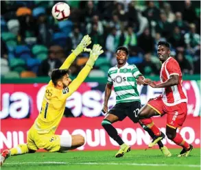  ??  ?? Isolado pelo inevitável Bruno Fernandes, Diaby marcou um excelente golo