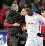  ??  ?? Freiburg-trainer Cristian Streich jubelt. Leipzigs Ibrahima Konate ist enttäuscht. Foto: Michael Kienzler