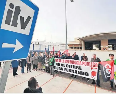  ?? JESÚS MARÍN ?? Concentrac­ión a las puertas del laboratori­o de metrología en contra del cierre del servicio.