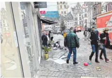  ?? FOTO: SCHMITZ/AFP ?? Bilder der Zerstörung hinterließ der Täter bei seiner Amokfahrt von der Basilika über den Hauptmarkt zur Porta Nigra.