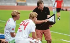 ??  ?? Trainer Manuel Baum instruiert Fredrik Jensen (links) und Felix Götze.