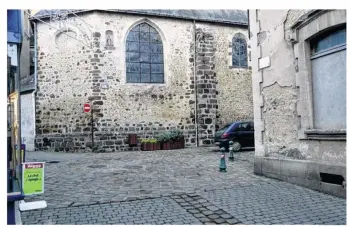  ??  ?? Rue Albert Maignan, les bornes métallique­s sont responsabl­es de beaucoup de tôle froissée