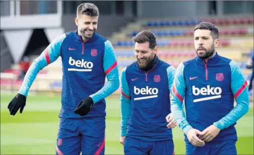  ??  ?? Piqué, Messi y Alba conversan durante el entrenamie­nto de ayer en la Ciutat Esportiva.