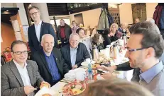  ?? FOTO: WOI ?? Frühstück der SPD Reuschenbe­rg im Froschköni­g mit Reiner Breuer, Diethmar Dahmen, Arno Jansen (v.l.) und Sascha Karbowiak (stehend).