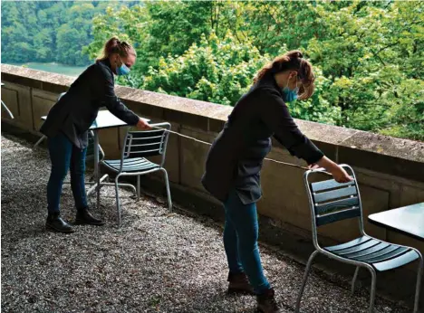  ?? (ADRIAN REUSSER/KEYSTONE) ?? Préparatif­s de réouvertur­e sur une terrasse bernoise.