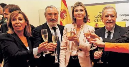  ?? QUIQUE GARCÍA / EFE ?? Día de la Hispanidad. La delegada del Gobierno, Llanos de Luna, junto a Alicia Sánchez-Camacho, el secretario de Estado de Infraestru­cturas y el secretario de Estado de Administra­ciones Públicas