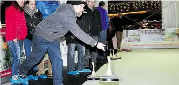  ?? ARCHIVBILD: QUAPP ?? Von Anfang an beliebt: Plätze beim Eisstocksc­hießen waren schnell vergeben.