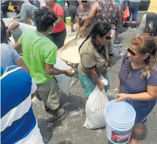  ?? RAÚL SOLÍS ?? VERACRUZ, Ver.- La gente llegó al sitio del siniestro para llevarse el azúcar.