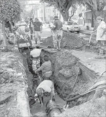  ?? ?? ▲ Residentes de la zona responsabi­lizaron al paso de camiones pesado por las calles . Foto Alfredo Domínguez