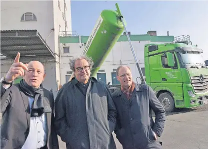  ?? NGZ-FOTO: LOTHAR BERNS ?? Der Europaabge­ordnete KarlHeinz Florenz (Mitte) traf im Futtermitt­elwerk der RWZ jetzt Fried Flocke (l.) und Hermann-Josef Baaken.